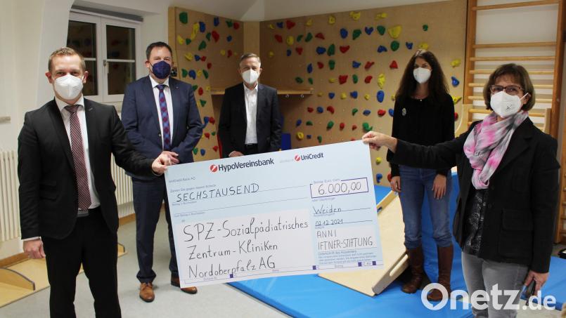 Chefärztin Dr. Susanne Rinnert (von rechts), leitende Psychologin Dr. Daniela Runkel und Michael Hoffmann, Vorstand der KNO, bedankten sich bei Tobias Wolf und Christian Wolf für die Spende. Bild: Kliniken Nordoberpfalz/exb
