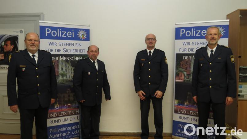 Von links: Polizeipräsident Norbert Zink, stellvertretender Dienststellenleiter Polizeihauptkommissar Manfred Plößner, Dienststellenleiter Polizeihauptkommissar Thomas Dietrich, Polizeivizepräsident Thomas Schöniger bei der Einführungszeremonie in Auerbach. Bild: Polizeipräsidium Oberpfalz