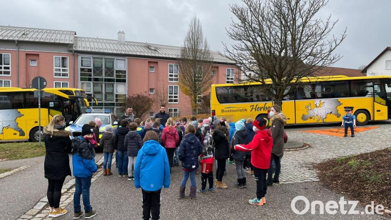 Verkehrserziehung an der Grund-und Mittelschule Nabburg: Das Thema war die Sicherheit am Schulbus. Bild: Busunternehmen Herbert/exb