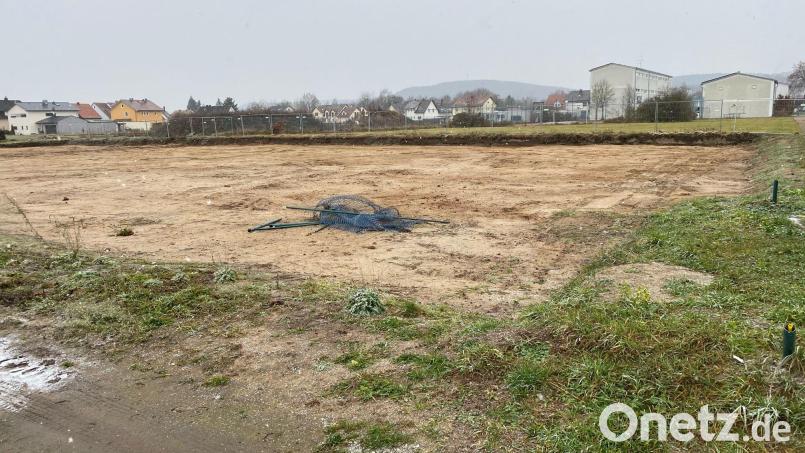 Auf einem Gelände, das sich ans Areal der Diendorfer Schule (Hintergrund) anschließt, errichtet die Stadt ihren neuen Kindergarten. Unser Bild zeigt einen Teil des Baugrundstücks, auf dem es spätestens im März 2022 los gehen soll. Bild: Wilhelm Amann