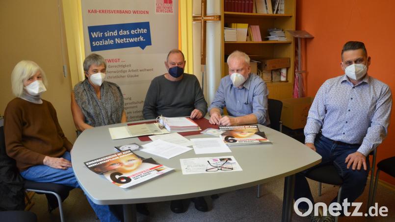 Sie fühlen sich als die Mütter und Väter einer verbesserten Mütterrente: (von links) Christa Burzer und Daniela Ernstberger, die eine Petition an den Deutschen Bundestag vorangetrieben haben, KAB-Kreischef Hermann Stadler, Alfons Ernstberger und Diözesansekretär Markus Nickl. Bild: Kunz