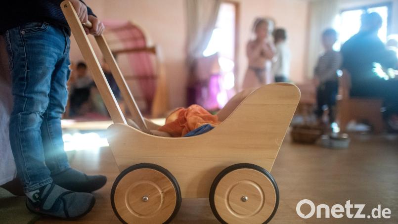 Immer wieder mussten zuletzt ganze Kita-Gruppen im Landkreis Tirschenreuth in Quarantäne geschickt werden. Ab 14. Dezember gilt in diesen Einrichtungen eine Testpflicht. Symbolbild: Sina Schuldt/dpa