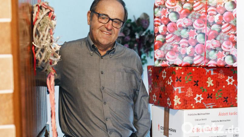 In Pleystein öffnet uns Bruno Friedl die Tür. Rechts stehen schon die Pakete, die er für die Weihnachtstrucker-Aktion der Johanniter sammelt. Bild: Gabi Schönberger