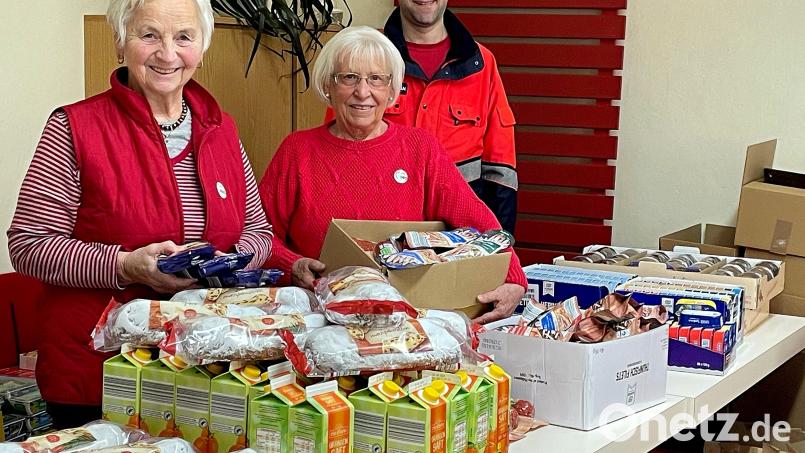 Hilde Zebisch (links) und ihre Helfer freuen sich, dass sie in diesem Jahr wieder eine Weihnachtsfreude bereiten können. Bild: R. Kreuzer