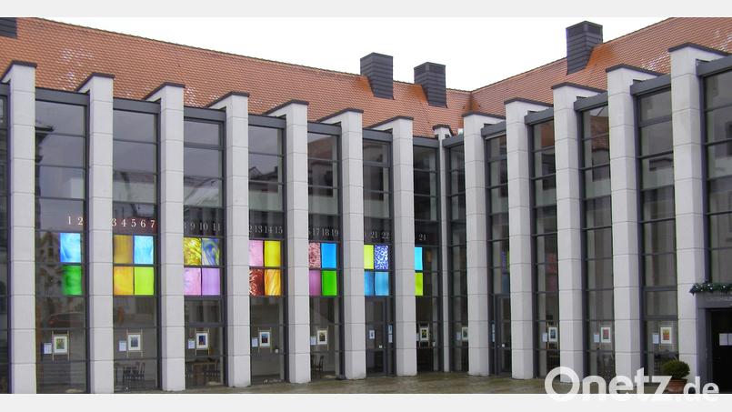 Den Adventskalender an der Fassade des Gästehauses St. Joseph hat dieses Jahr Rahmi Schulz aus Wiesbaden mit Tafeln aus der Glashütte Lamberts gestaltet. Bild: pz