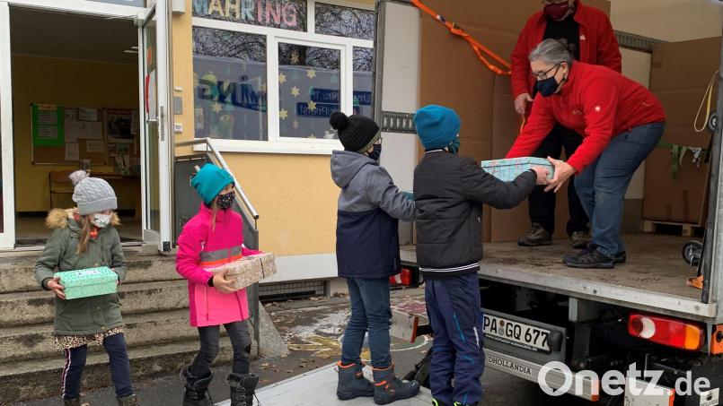 Die Kinder der Grundschule Mähring haben wieder zahlreiche Päckchen an die Kaufbeurer Hilfsorganisation „humedica“ übergeben. Bild: exb