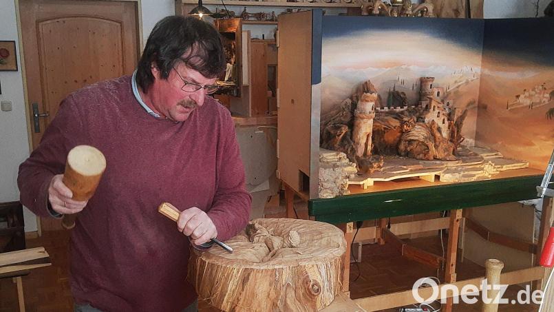 Mit Klöpfel und Schnitzeisen entstehen in der Werkstatt von Gerhard Schinner in Weihermühle große kleine Kunstwerke. Doch auch verschiedene Maschinen werden gebraucht, um sich die Arbeit etwas zu erleichtern. Bild: ld