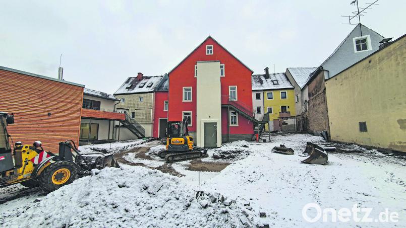 Knapp 3 Millionen Euro fließen im kommenden Jahr in die Sanierung von Dörflaser Hauptstraße 10 und Fabrikgasse 3, die durch diesen ausladenden Innenhof miteinander verbunden sind. Links ist die neue Unterkunft für die Arbeiterwohlfahrt, in der Mitte der sanierte Trakt samt Außenfahrstuhl für die neue Bleibe der Tagesmütter. Bild: Biczysko/fph