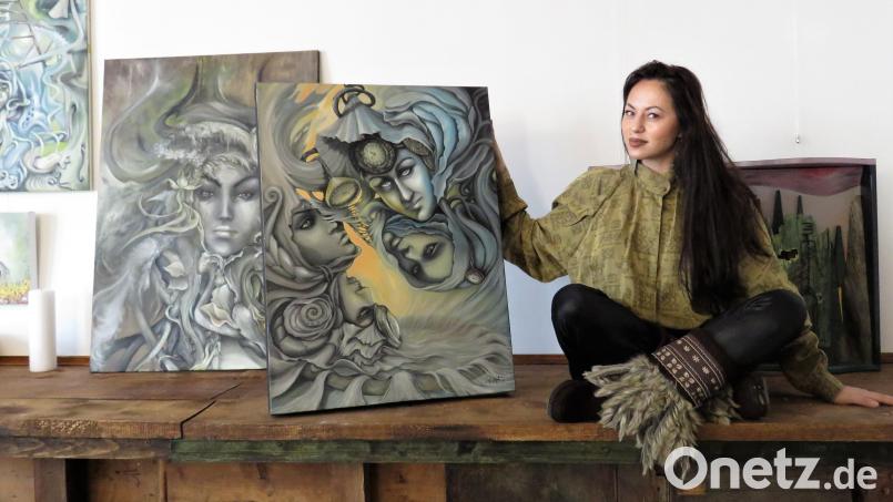 Desislava Dimitrova mag es, Mystik und Fantasie in die Kunst einzufangen. Sie ist eine Träumerin, die ganze Geschichten auf Leinwände bannt. Die studierte Künstlerin hat aber noch mehr Qualitäten. Sie malt einfach alles und braucht dafür nur ein kleines Stichwort. Schon sind Landschaftsbilder, bunte Häuserzeilen, Motive aus Tirschenreuth, Tiere oder humorige, bunte Gestalten und anderes auf Stoff, Papier oder Leinwand gebannt. Bild: ubb