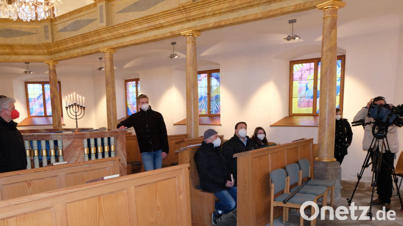 Ein Aufnahmeteam des OTV aus Amberg hatte sich auf dem Judenberg, in der Synagoge und im jüdischen Friedhof eingefunden um mit Bürgermeister a. D. Fred Lehner, einer der letzten Zeitzeugen, die jüdische Geschichte von Floß ins Bild zu nehmen. Von links: Bürgermeister Robert Lindner, Redakteur und Moderator Tim Wehinger, Werner Friedmann, Bezirksheimatpfleger Dr. Tobias Appl, Selina Hammerbacher, Assistentin Jessica Siegemund und Kameramann Reinhard Paintner. Bild: exb