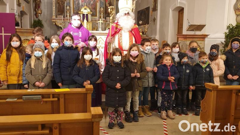 Nikolausbesuch beim Gottesdienst in Bärnau. Bild: exb