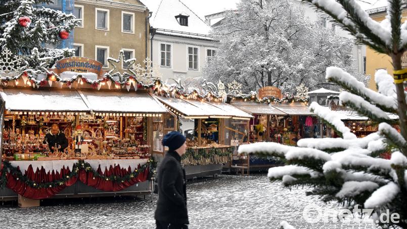 Der Weihnachtsmarkt 2021 in Amberg, der keiner ist. Auf dem Marktplatz stehen fünf Buden, die offiziell als Verkaufsstände geführt werden. Dafür legt sich das Wetter heuer so richtig ins Zeug. Bild: Stephan Huber