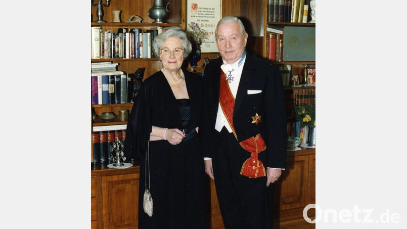 Alois Niederalt, hier mit Gattin Carola, erhielt 1967 das Großkreuz des Verdienstordens der Bundesrepublik Deutschland. Von 1962 bis 1966 war er als Bundesminister Mitglied in Kabinetten der Kanzler Adenauer und Erhard. Bild: Archiv Niederalt/exb