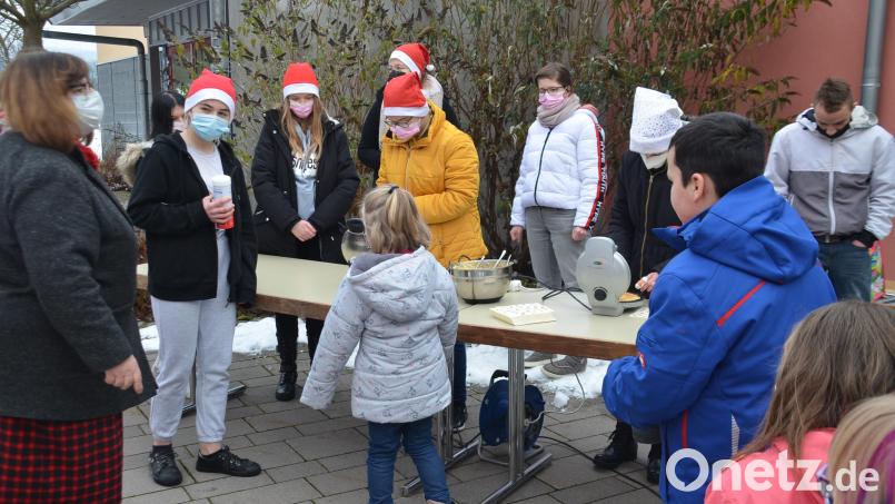 Im Innenhof des Schulzentrums gab es bei der Nikolaus-Ersatzfeier für alle frisch gebackene Waffeln mit Puderzucker Bild: ak