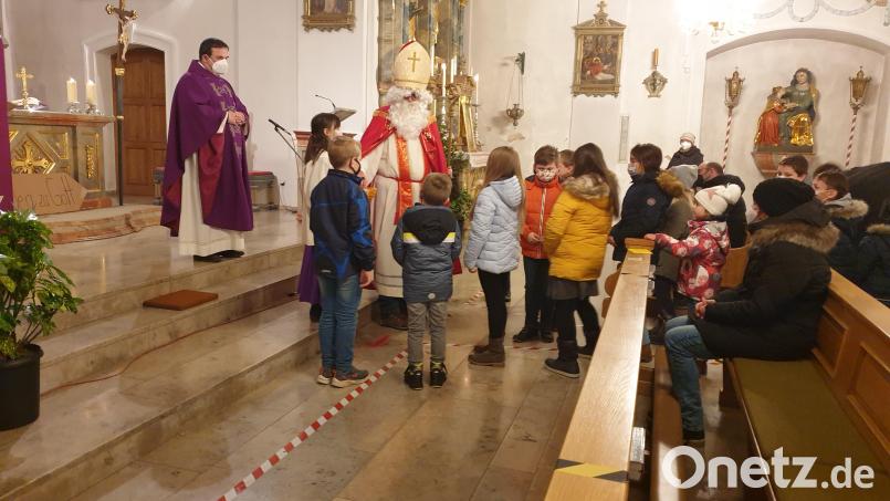 Nikolausbesuch beim Gottesdienst in Bärnau. Bild: exb