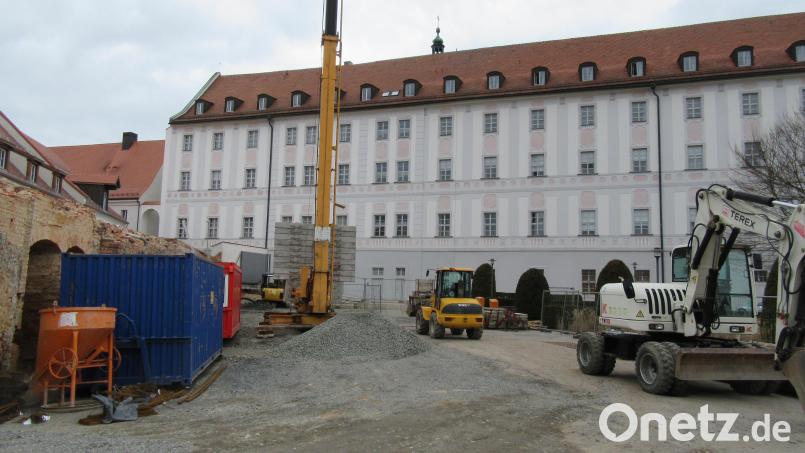 Die Bauarbeiten auf dem Klostergelände an der Mauer entlang der Brauhausstraße in Waldsassen. Bild: pz