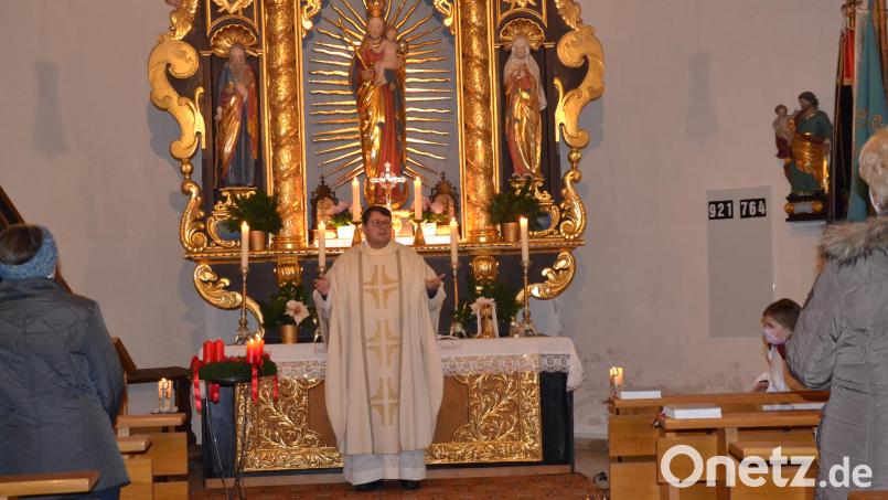 Die Bevölkerung der Ortschaft Burgtreswitz feierte mit Pfarrer Udo Klösel den Festgottesdienst zum Patrozinium ihrer Dorfkirche „Maria Immaculata“. Bild: gi