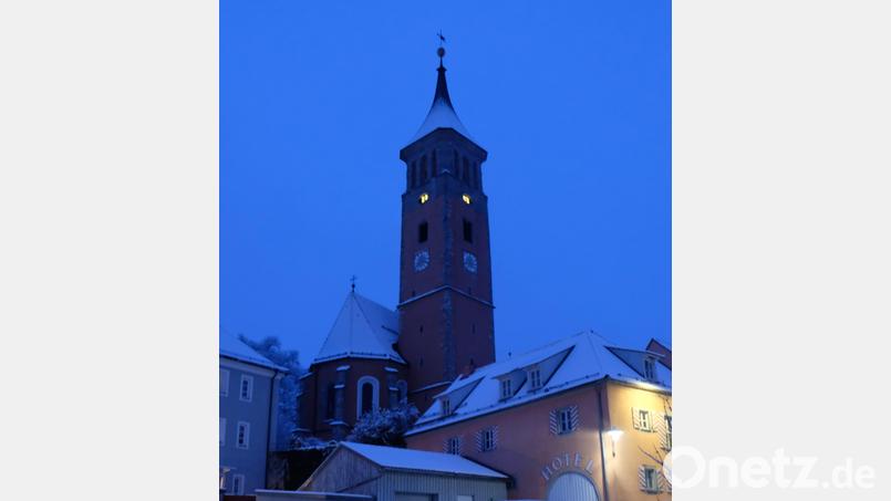 Die Advents- und Weihnachtsbeleuchtung der früheren Türmerwohnung ist weithin sichtbar. Bild: le
