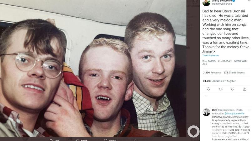 Steve Bronski (rechts), der Mitgründer der Band Bronski Beat, ist gestorben. Der Musiker wurde 61 Jahre alt. Nicht nur Jimmy Somerville (Mitte) trauert. Screenshot: twitter.com/JimmySomerville