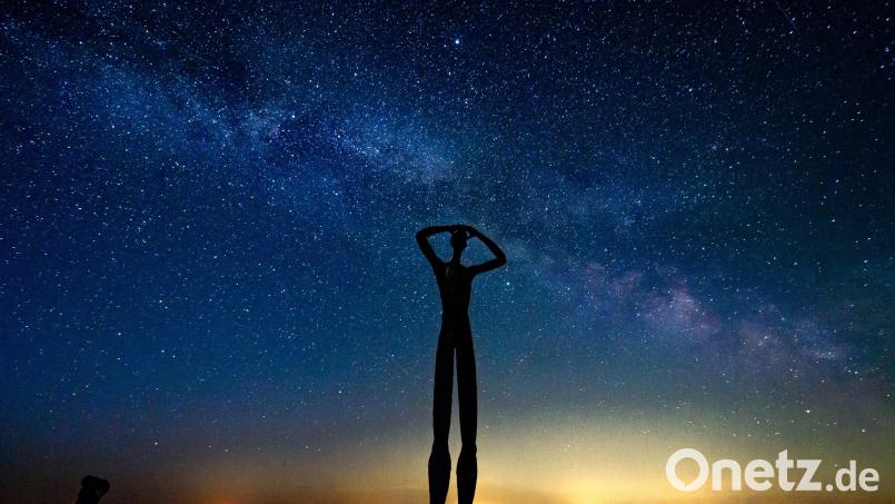 Blick ins All: Die Milchstraße funkelt hinter dem Utkieker, einer Skulptur des Bildhauers Hannes Helmke. Bild: Patrick Kösters/dpa