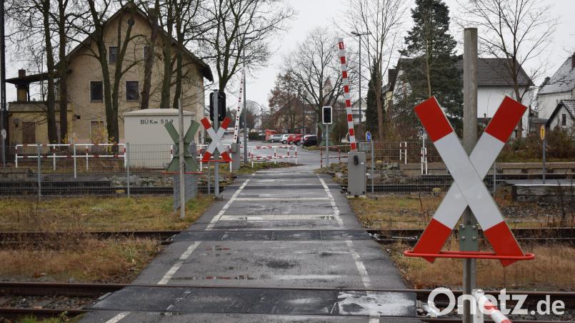 Ein Bahnsteigwechsel ist nur über den beschrankten Bahnübergang möglich. Dies birgt ein erhebliches Gefahrenpotential. Bild: bnr
