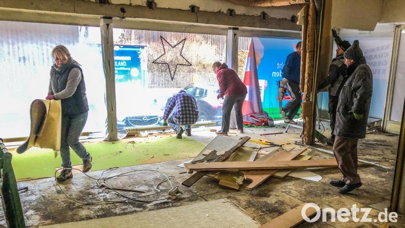 Das Dorfladenprojekt der Gemeinde Krummennaab nimmt weiter Gestalt an. An zwei Wochenende wurde die Räume des ehemaligen Modehaus Klehr ausgeräumt. Bild: nza