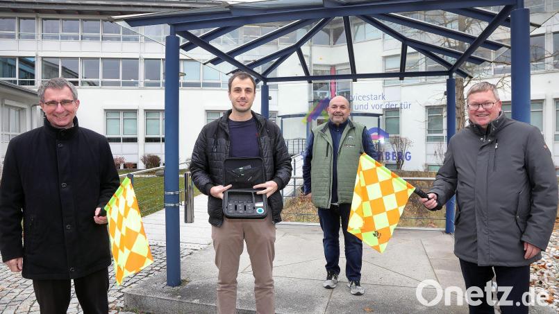 Bei der Spende von den Stadtwerken an die Schiedsrichtergruppe Amberg waren vertreten (von links): Stephan Prechtl, Thomas Ehrnsperger, Regionalliga-Schiedsrichter des 1. FC Rieden, Thomas Gebele und Oberbürgermeister Michael Cerny. Bild: Wolfgang Steinbacher
