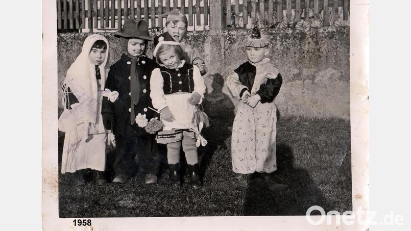 Auf das &quot;Maschkera gehn&quot; freuten sich die Kinder in Michelfeld schon lange im voraus. Auf diesem Foto steht die Jahreszahl 1958 zu lesen. Bild: eb