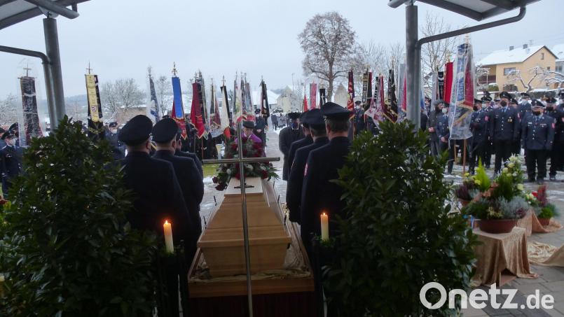 Die Kaltenbrunner Führungsleute eskortieren den Sarg zum Grab. Im Hintergrund die vielen Fahnenabordnungen der Feuerwehren aus dem Landkreis Neustadt/WN Bild: bk