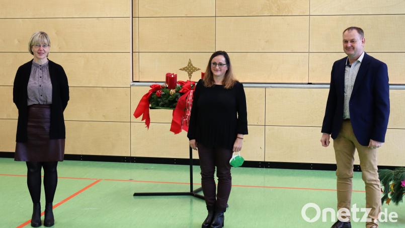 Ulrike Erlbacher (Mitte) bei ihrer offiziellen Amtseinführung in der Mehrzweckhalle der Grundschule mit Schulamtsdirektorin Beatrix Hilburger (links) und Bürgermeister Erich Meidinger (rechts). Bild: wec