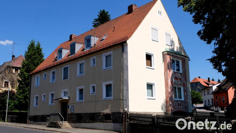 Noch ist das große Wohnbauprojekt im Ortsteil Plankenhammer, der Neubau von zehn barrierefreien Mietwohnungen, nicht fertig, planen Vorstandsvorsitzende Marika Mauerer, Vorstand und Aufsichtsrat des Bauvereins, die anstehende Sanierung von Mietwohnungen im Anwesen Flossenbürger Straße 24 (Bild). Dort hat auch die Geschäftsstelle der Genossenschaft ihren Sitz. Geplant sind barrierefreie Mietwohnungen im Erdgeschoss des Hauses mit einem neuen Seiteneingang, wo auch künftig die Geschäftsstelle Einzug halten soll. Durch das Freiwerden von vier Mietwohnungen wird dieses Bauprojekt erleichtert. Bild: le