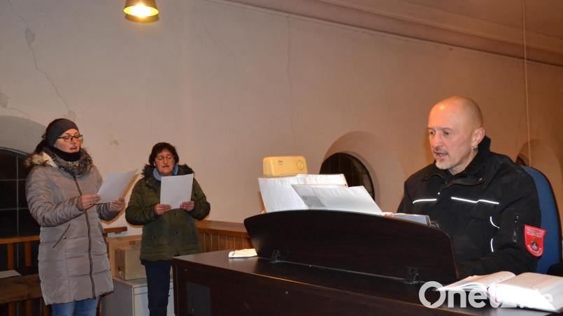 Musikalisch trugen Hans-Josef Völkl an der Orgel sowie die Sängerinnen Sonja Völkl und Regina Plödt (von rechts) zum Patrozinium bei. Bild: gi