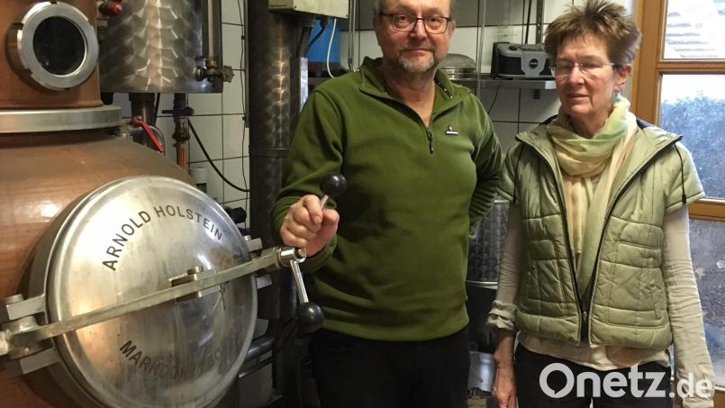Rudolf Wild legt die Hand an den Einfülldeckel der Brennblase. Im Kupfergefäß hat 150 Liter Maische Platz. Mit im Bild Ehefrau Lilli Wild Bild: ihl