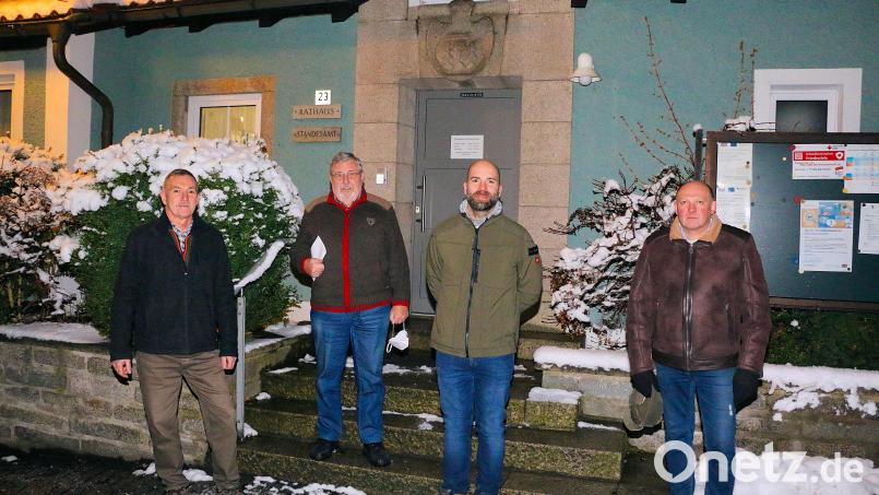 Die von der BI „Bürgerfreundliche Abrechnung Kläranlage“ gesammelten 390 Unterschriften wurden am Donnerstag von (von links) Walter Schwarzmeier, Otmar Zeitler, Michael Merkl und Johannes Meister zum Rathaus gebracht. Bild: bsc