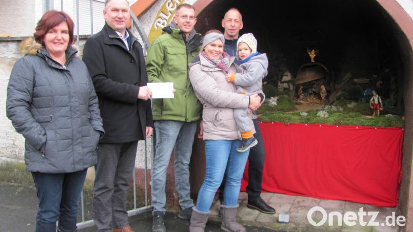 Tobias Pröls (hinten, Zweiter von rechts) setzte mit seiner Familie die Idee zur Weihnachtszeit in den alten Backofen eine Krippe einzubauen in die Tat um. Die Krippenlandschaft kann bis Lichtmess bestaunt werden. Bild: sei