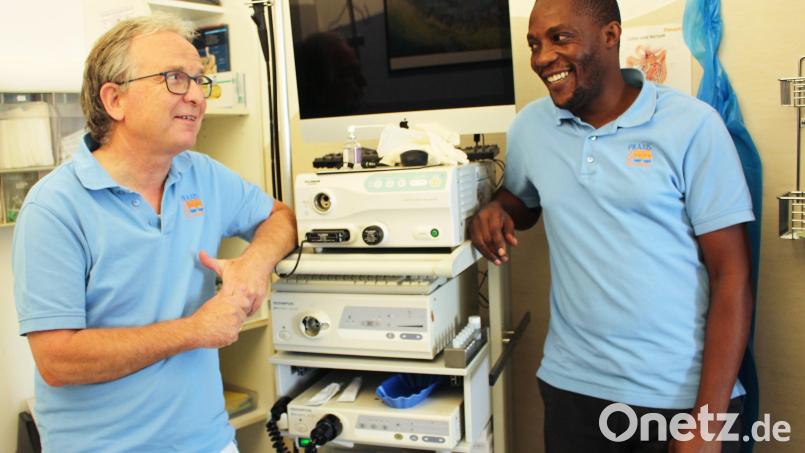 Facharzt für Innere Medizin und Gastroenterologie, Michael Köllinger (links), weiht den jungen Chirurgen und „Arzt des Jahres 2020 in Uganda“, Kasalirwe Paul, in seiner Praxis in der Georgenstraße in die Geheimnisse der Endoskopie ein. Bild: Dagmar Williamson