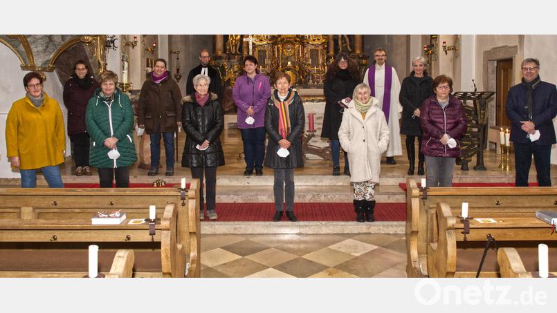 Koordinatorin Sonja Schnurrer (links) und Caritas-Kreisgeschäftsführer Martin Kneidl (rechts) sowie die Pfarrer Martin Besold (vierter von rechts) und Manuel Sauer (fünfter von links) mit den neuen Hospizbegleitern. Bild: njn