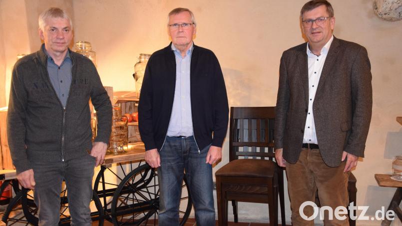 Karl Deschl gehörte von 1990 bis 2020 dem Wasserzweckverband der Vils-Naab-Gruppe als Verbandsrat an. Dafür bedankten sich Vorsitzender Peter Braun (rechts) und sein Vize Josef Auer (links). Bild: bö