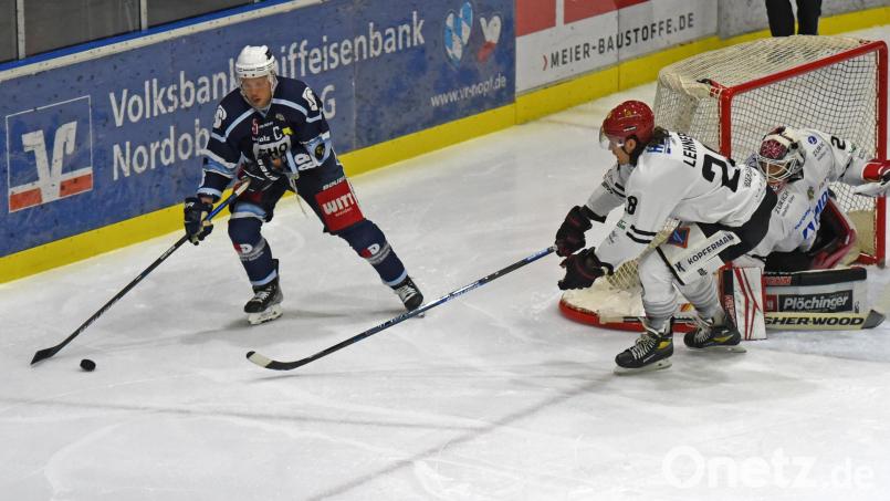 Die Blue Devils besiegten am Freitagabend den EC Peiting mit 7:2. Kapitän Nick Latta (links, Szene aus der Partie gegen Passau) steuerte zwei Tore und zwei Assists bei. Archivbild: gb