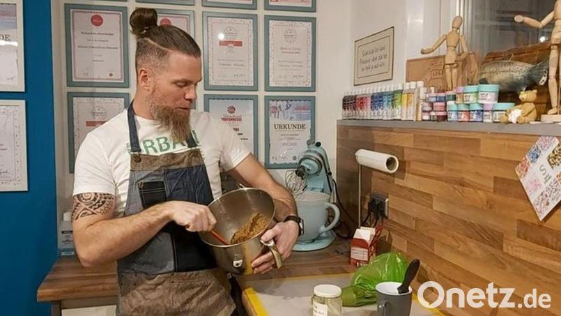 Sebastian Kronseder in seiner Schulungs-Küche, in der er auch Kurse gibt. Hier rührt er gerade den Teig für Kartoffellebkuchen. Bild: Kronseder/exb