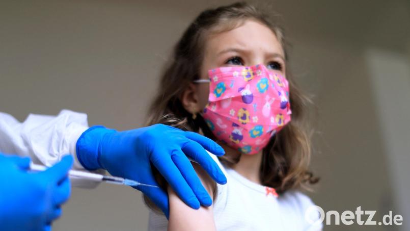 Kinder zwischen fünf und elf Jahren können in Amberg und Sulzbach-Rosenberg nun schon ab 16. Dezember geimpft werden. Termine können ab 13. Dezember vereinbart werden. Symbolbild: Laci Perenyi/dpa