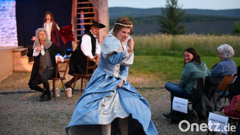 Wie die in der Vorsaison von Absagen betroffenen Stücke „Ronja Räubertochter“ und „Im Weißen Rössl“ bekommt auch die Komödie „Schikaneder“ (im Bild: Magdalena Meier) im Sommer eine weitere Chance. Bild: Tobias Schwarzmeier