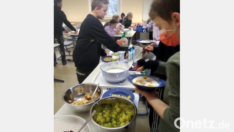 Schüler beim Essen der selbst zubereiteten Quarkspeise. Bild: Niklas Deml/exb