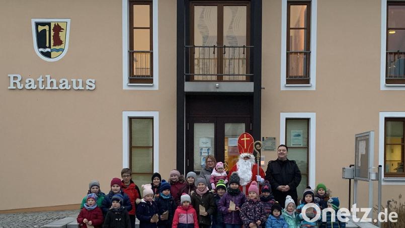 Der Nikolaus dankt allen an der Malaktion beteiligten Kindern mit kleinen Päckchen. Bild: Claudia Brandstätter/exb