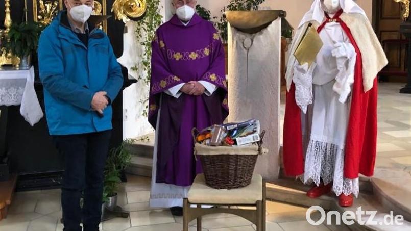 Stadtpfarrer Edmund Prechtl verabschiedete seinen Mitarbeiter, Pastoralreferent Albert Neiser (links) nach 18 Jahren in den Ruhestand. Den Nikolaus (Alfred Pravida) überzeugte Neiser dabei von seinen Kenntnissen zu den im Kirchenraum dargestellten Heiligen. Bild: mng