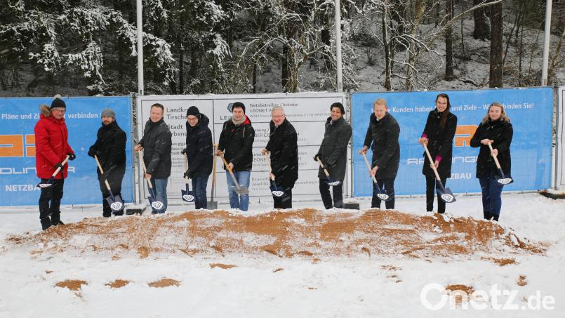 Auf dem Bild (von links) Breitbandpate Hubert Wojtenek, Robert Siedelmann von Leonet, Eduard Meier von der Breitbandberatung Bayern, Alexander Grünberger von der Firma Fiberconept, Andreas Schönberger, Bereichsleiter der Firma Rädlinger, Bürgermeister Johannes Reger, Leonet-Vorstand Martin Naber, David Schäfer vom Regionalbüro für Bayern sowie von der Leonet AG Martina Wilde und Anne Benesch. Bild: njn