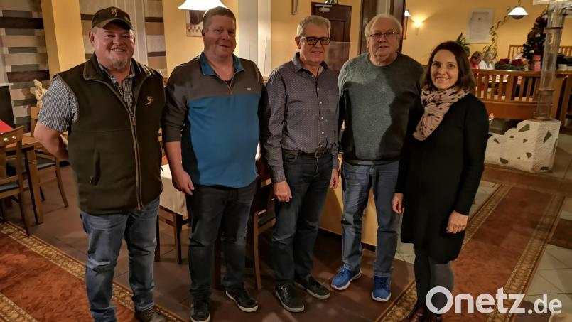 Das Vorstandsgremium der IG Bau Schwandorf mit Vorsitzenden Christian Leitermann (von links), Stellvertreter Manfred Katens, den Beisitzern Alois Luber und Erich Seebauer sowie der neuen Schriftführerin Karin Körtl. Bild: Petra Katens/exb