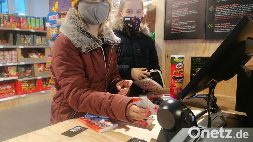 Die neunjährige Johanna kauft bei &quot;Tante-M&quot; ein. Das Einscannen und Bezahlen ist kinderleicht. Bild: kec