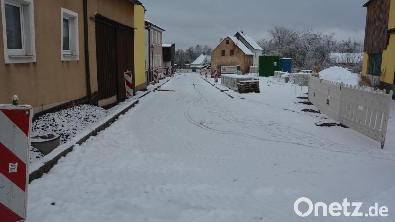 Die Friedhofstraße in Konnersreuth bleibt über den kompletten Winter für den Durchgangsverkehr gesperrt. Ursprünglich war die Fertigstellung noch vor Weihnachten geplant. Bild: jr