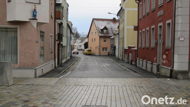 Vom Marktplatz Richtung B 14 wird der Sanierungsbedarf deutlich. Es ist schon jetzt für Busse und Lkw im Begegnungsverkehr recht eng, eine Fahrradspur dürfte schwierig werden. Bild: fg